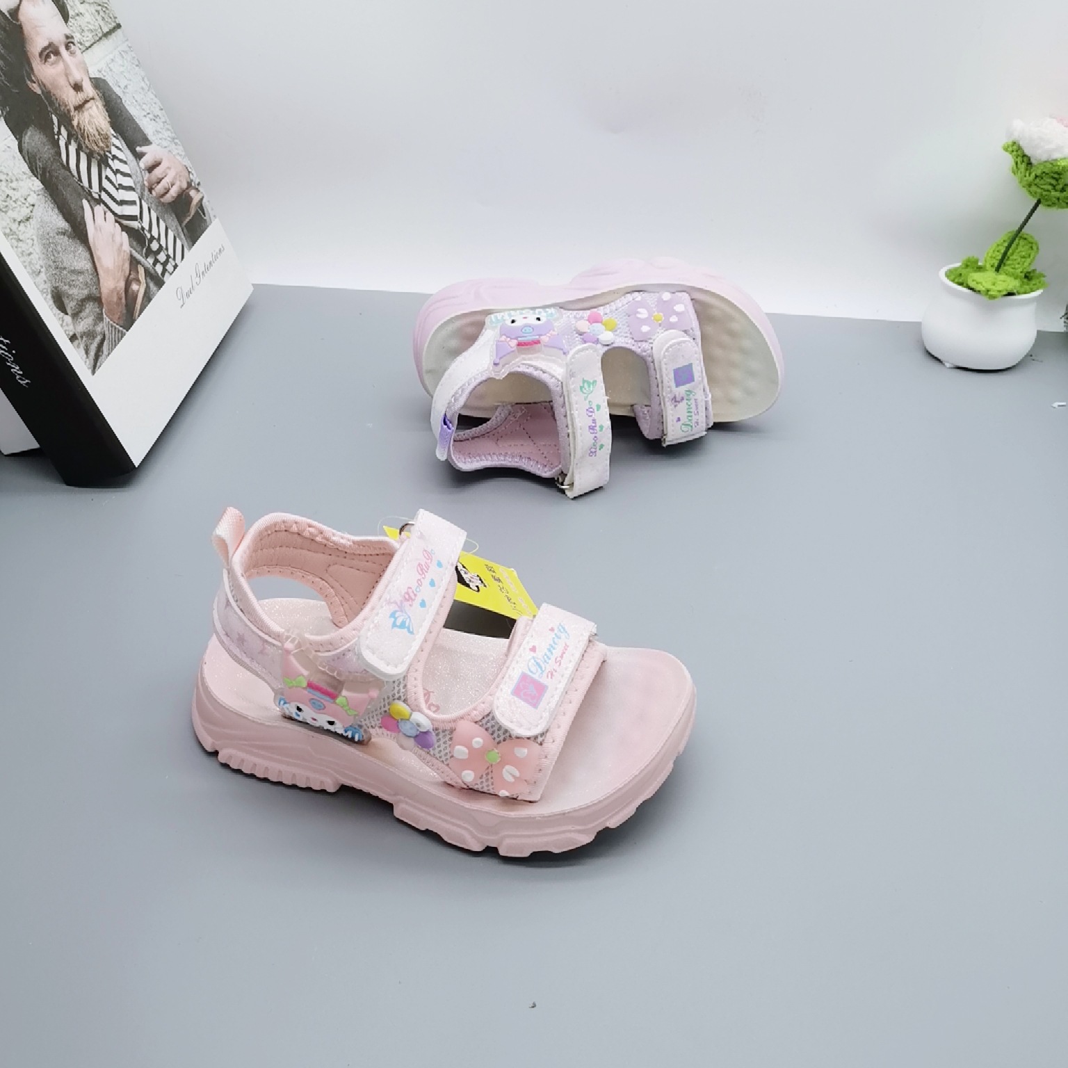 Sandalias para niñas estilo de verano 2025 estilo caliente zapatos de playa para niños zapatos de verano nuevos zapatos para niñas zapatos de princesa de estilo occidental