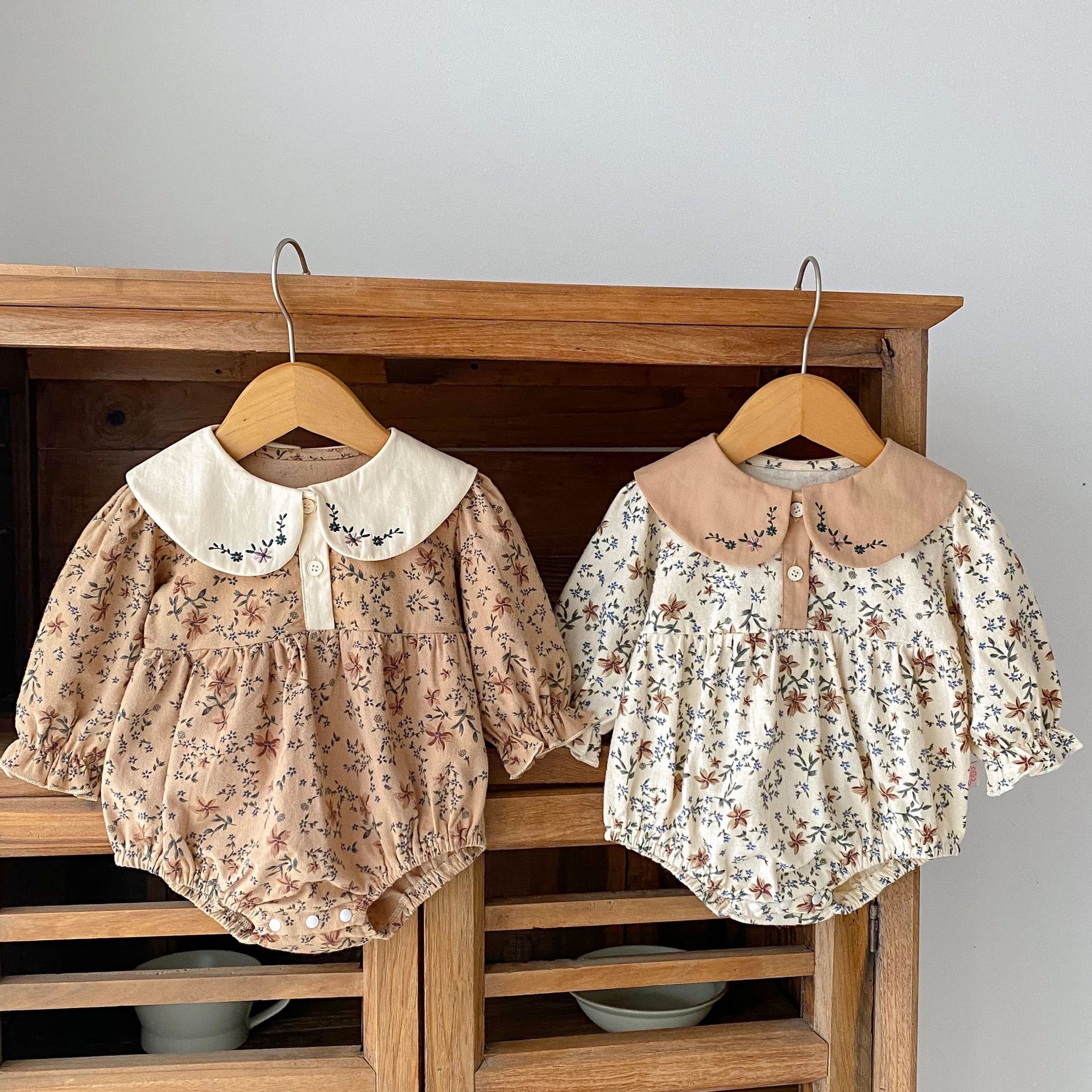 Primavera 2023 bebé niña manga larga vintage floral vaina bebé muñeca collar bordado mameluco estilo occidental Outwear