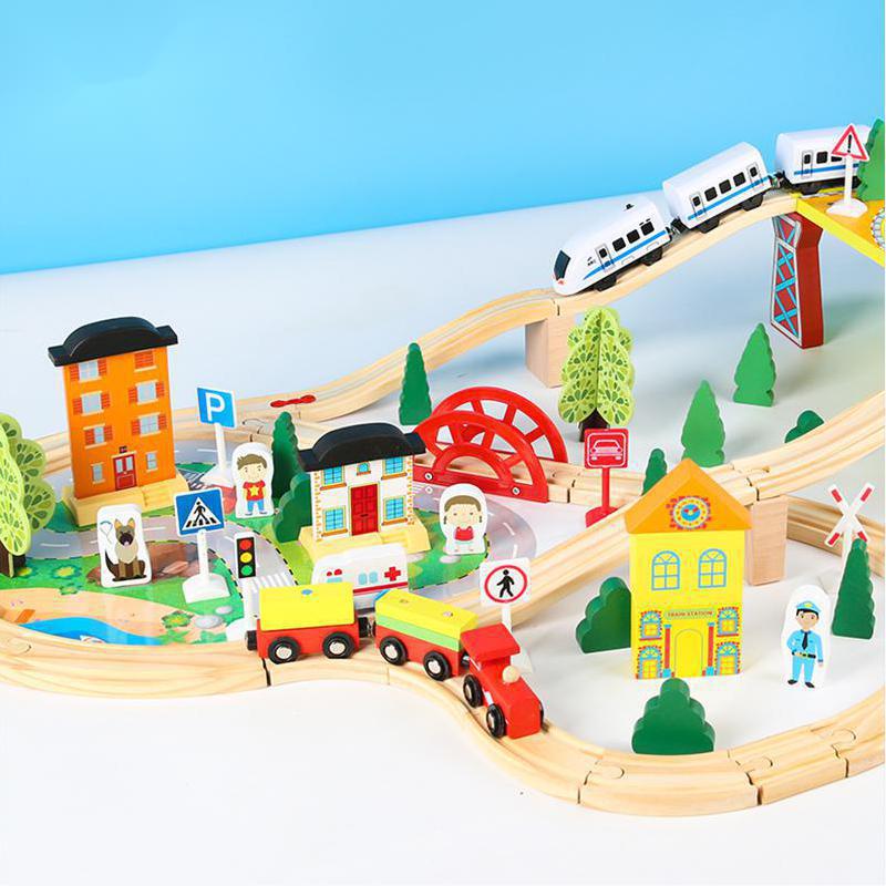 Pista de madera coche eléctrico tren traje pista rompecabezas de madera para niños ensamblado coche de juguete 2 años de edad al por mayor masculina