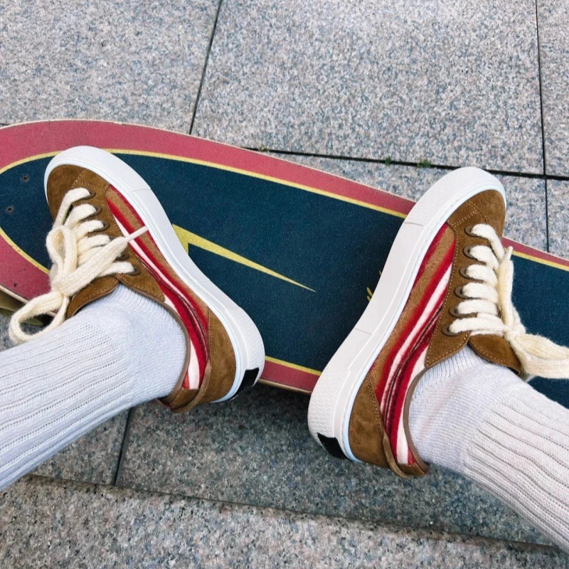 2024 neue trendige Paarschuhe in Übergröße, vielseitige runde Zehenpartie, farbblockierte dicke Sohle, sportliche weiße Freizeitschuhe_voghion.com