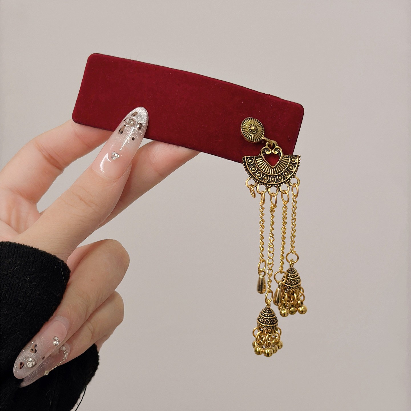 Red velvet semicircle tassel hairpin