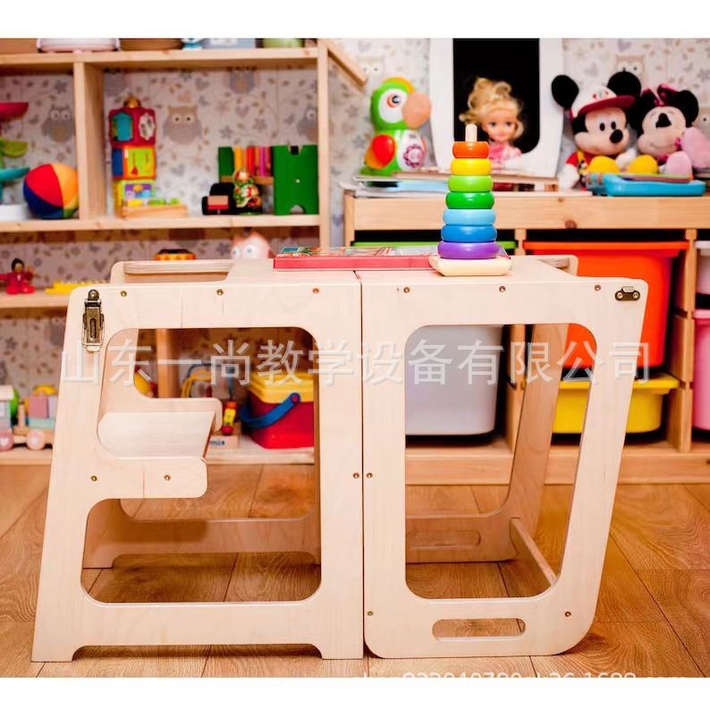 子供の手を洗う腰掛けの赤ちゃんの足は腰掛けを踏みます。