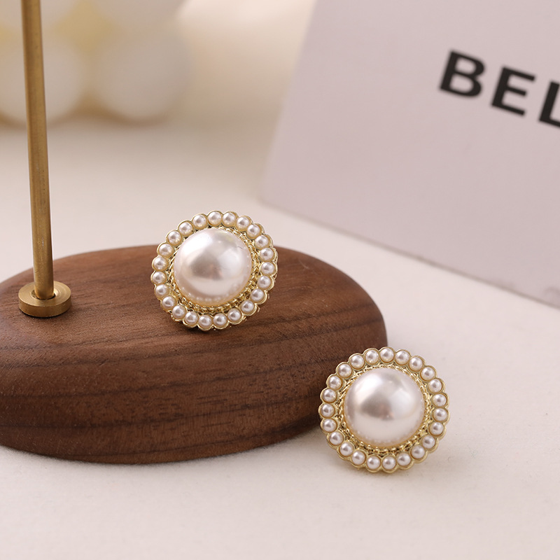 Wholesale Jewelry Retro Pearl Round Stud Earrings Nihaojewelry display picture 3