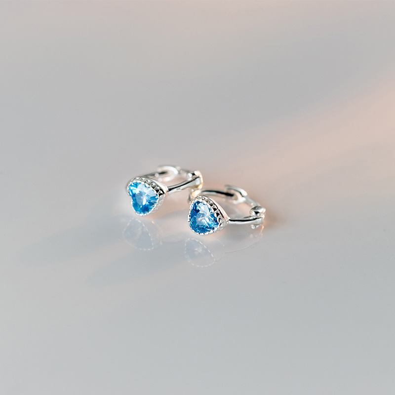 Eloch S925 corazón plateado de un solo diamante orejas coreanas pequeñas frescas y compactas joyas de orejas de diamante de color M00235