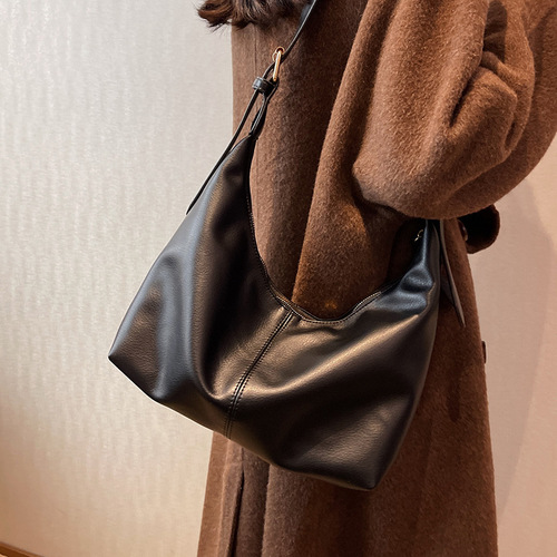 The trendy retro small handbags for women, new styles for  autumn and winter, casual crossbody bags with soft fabric, single-shoulder bucket bags.