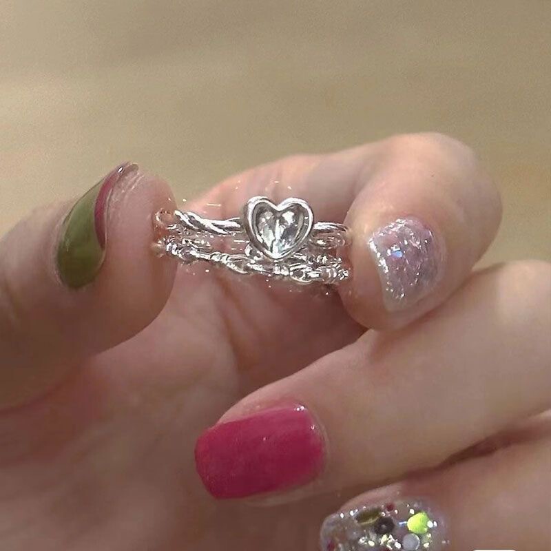 非常にシンプルな女性の指輪のデザインは、小さな人々の甘い心のツイストな指輪の愛の指輪のシンプルなリングです。|undefined