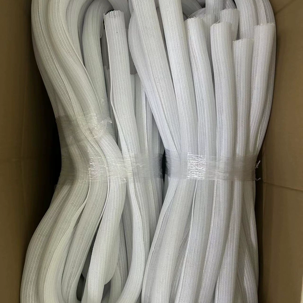 Бело-черная тонкозаплетная конструкция, трубка из плетеной сетки из ПЭТ диаметром 40 мм, с автоподачей, прочная, гигабитная, экологически чистая, огнестойкая.