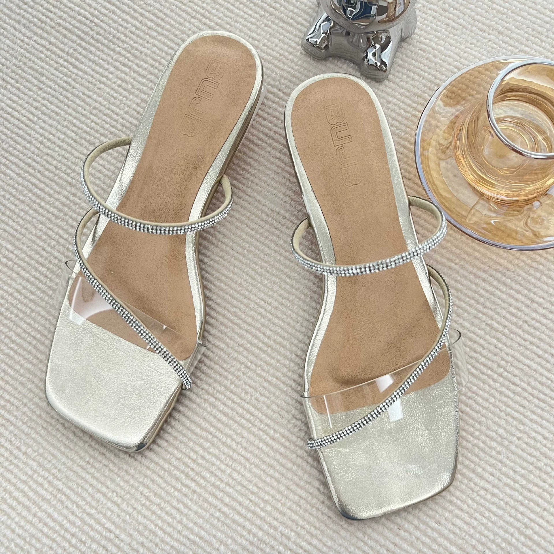 Новые 2024 летние сандалии прозрачные высокие каблуки с бриллиантами шлепанцы носить слово с высоким каблуком сандалии хрустальное пятно