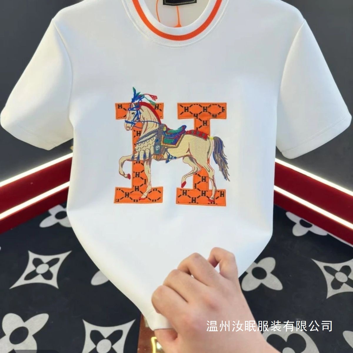 Naxışlı qısaqol kişi və cütlük üçün dairəvi yaxa t-shirt