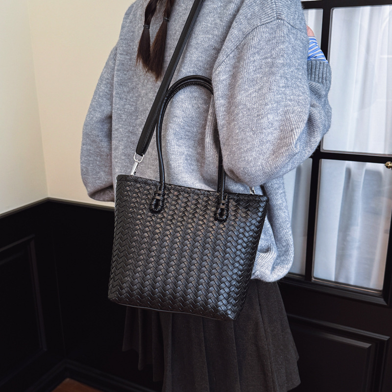 Bolsa de trenzado de nicho transfronterizo de comercio exterior para mujeres 2025 nueva gran capacidad de transporte de viaje bolsa de mano mochila de hombro