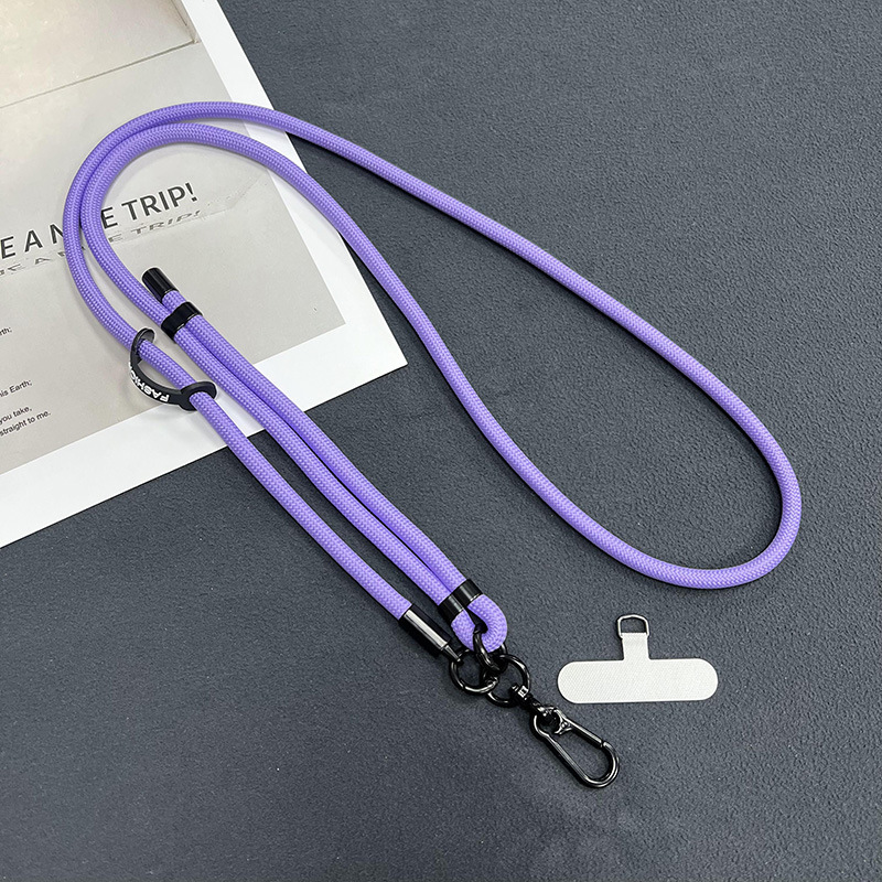 日系8mm携帯電話のストラップは、携帯ケースのストラップに斜めにまたがっています。|undefined