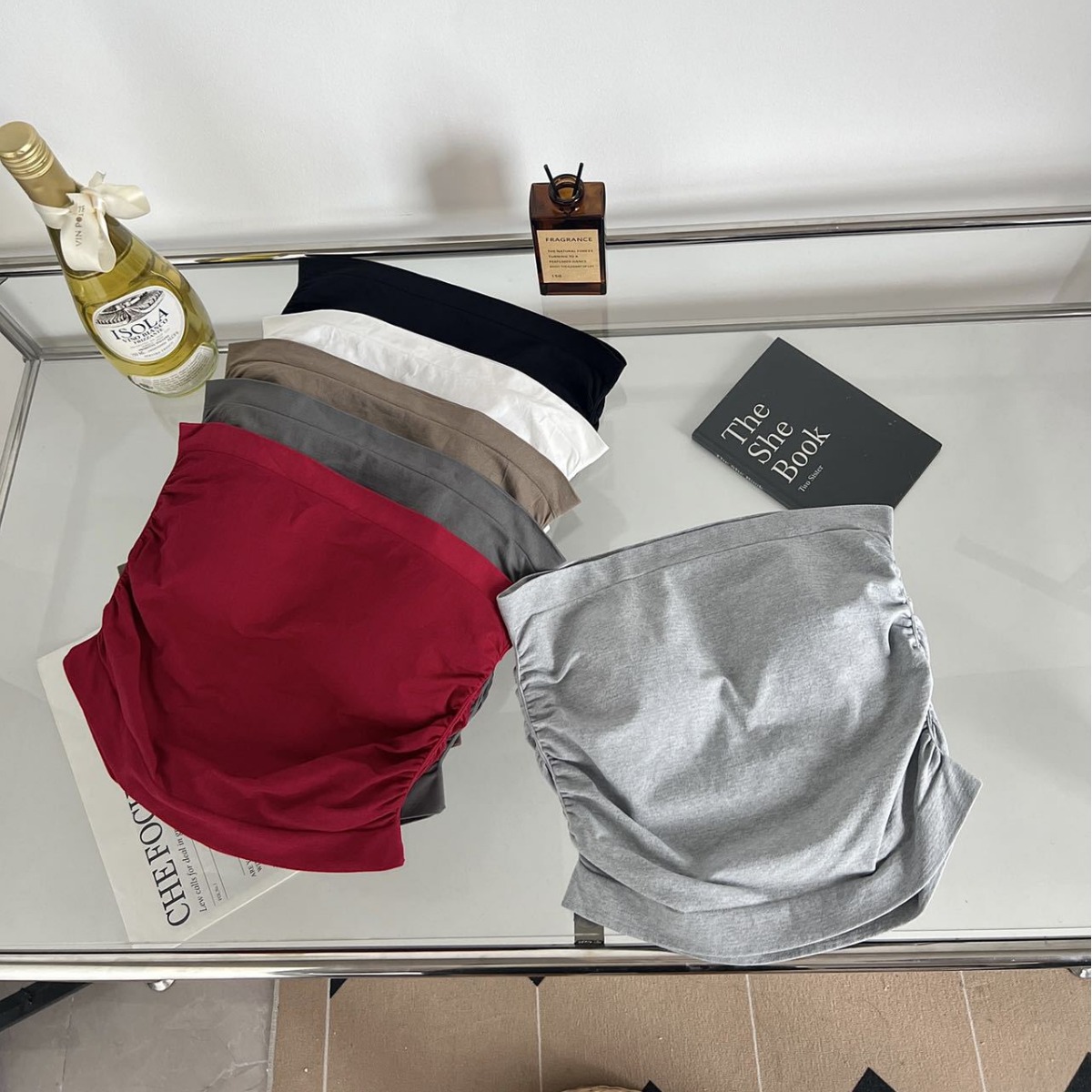 White pleated suspender vest for women in summer with breast pad sweet hot girl wearing slim and beautiful back sleeveless top pure desire