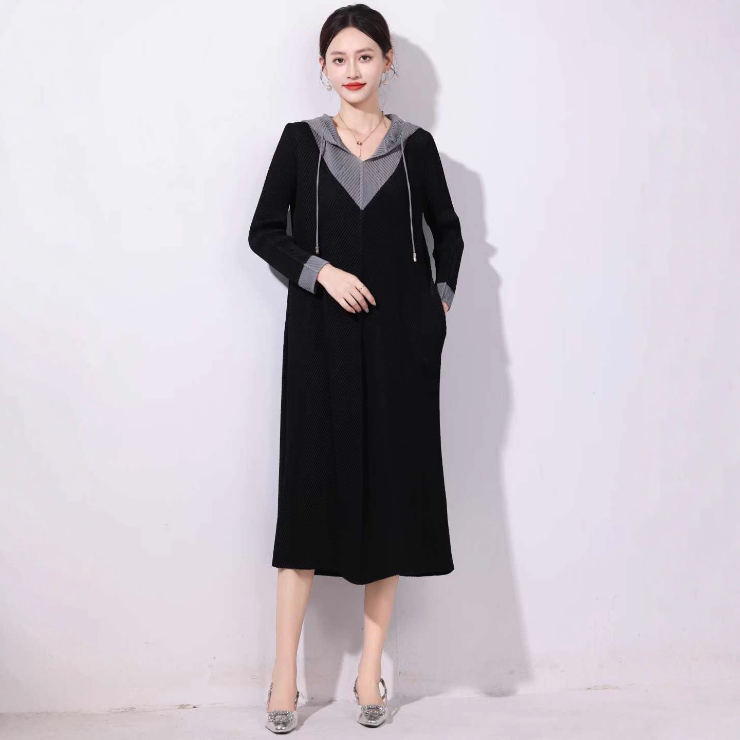 Autumn hooded dress, loose, casual, simple, color-blocked, pleated, straight skirt, elegant, stylish, and slimming.