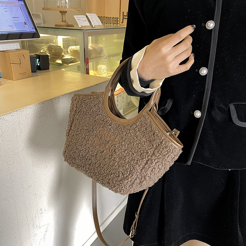 Qianxue 2024 Spring New Girl Plush Chain Strap Diagonal Cross Bucket Handheld Fashion Bag_voghion.com