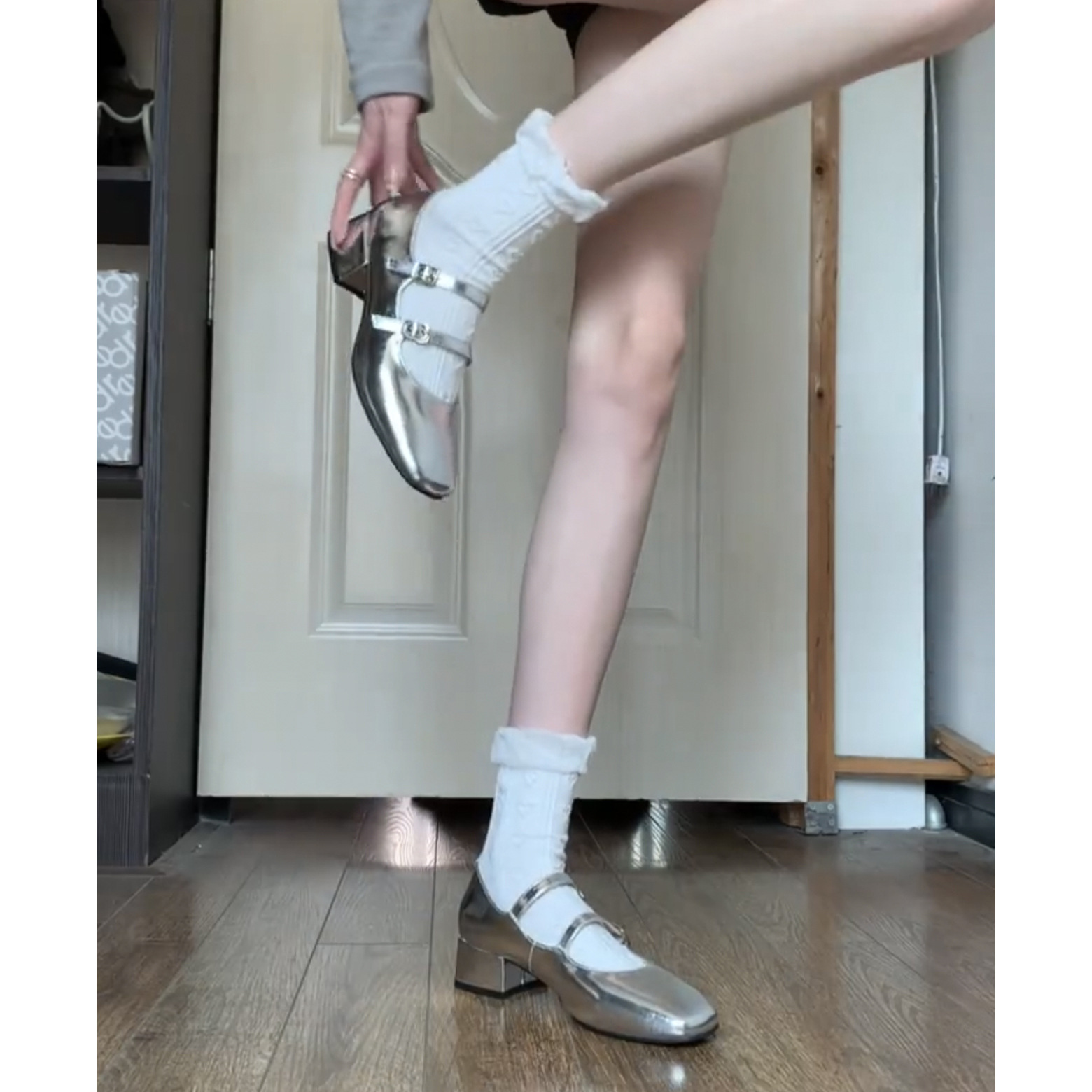 Zapatos de cuero de vaca de estilo francés de plata de tacones simples zapatos de cuero de viajes de mujer zapatos de doble hebilla de cuero superficial zapatos de tacones altos