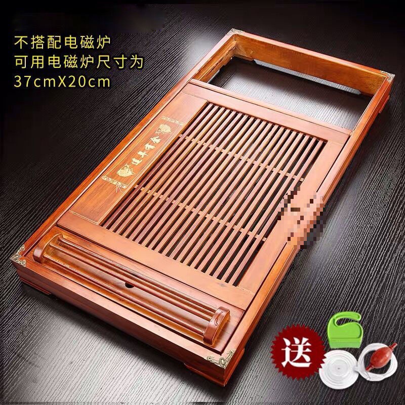 Una placa de té con pescado de madera