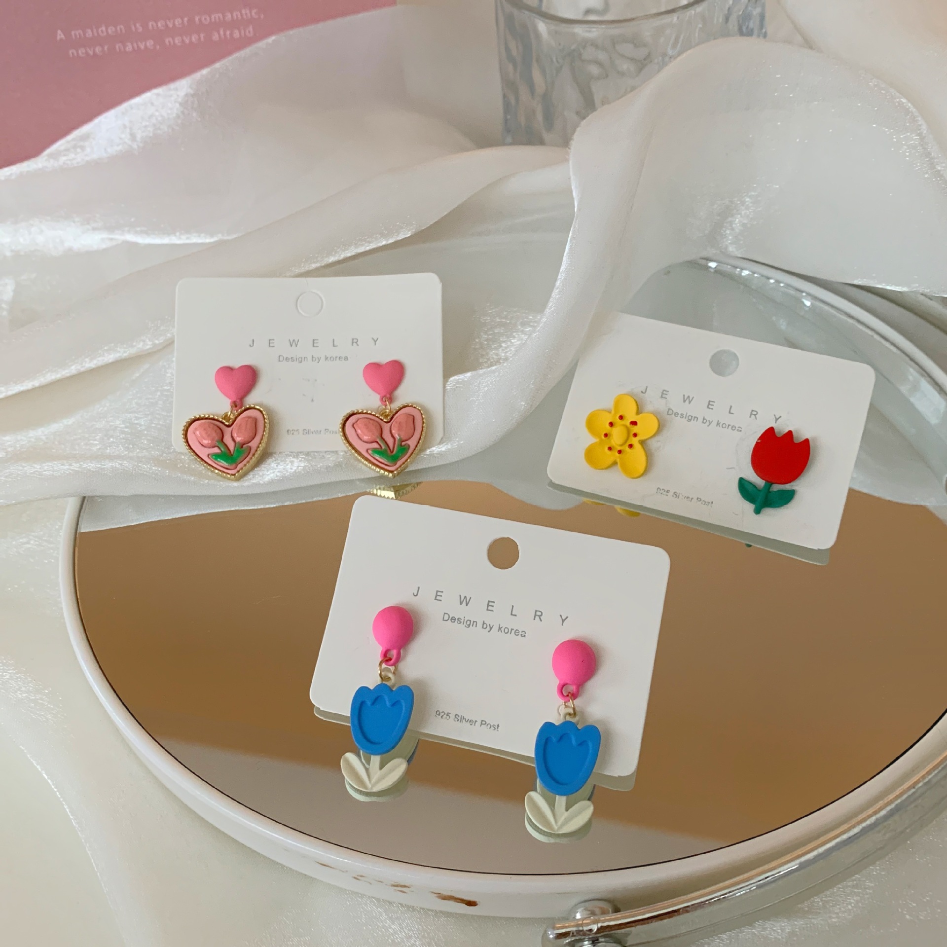 Small design retro sophisticated elegant earrings