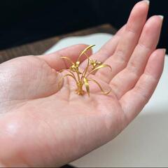 小蘭の置物の黄金色の大衆の設計は軽くて豪華で高級感があります。