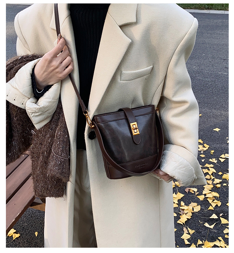 A retro color-blocking and textured hand-held bucket bag for women, a new 2024 trendy and fashionable small bag, a crossbody bag full figure