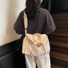 ���������K������������Ů�¿�r��ˮͰ�����e��ɫ�μ�б���