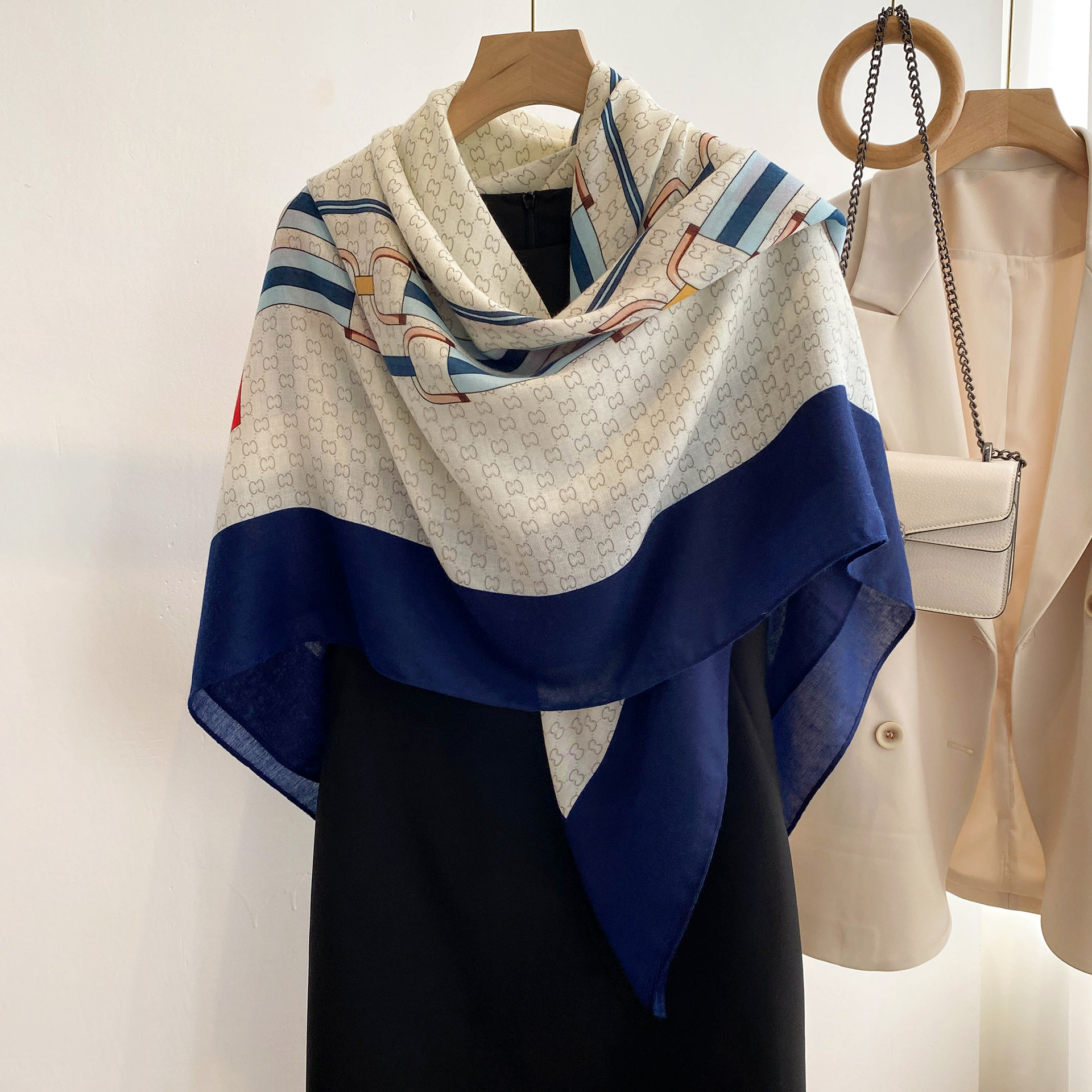 Comercio exterior Exportación cuero hebilla cadena impresión viaje protector solar chal bufanda de seda 135*135cm algodón y lino mano-sensación bufanda cuadrada grande