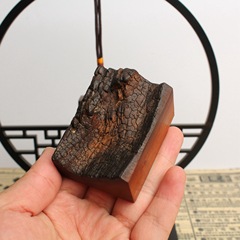 古い材料の落雷ナツメの木46ブランドの付随型のハンドルの部品のペンダントの深い色は落雷の紋様の自然な風化の材料を持ってすでに穴を開けました。