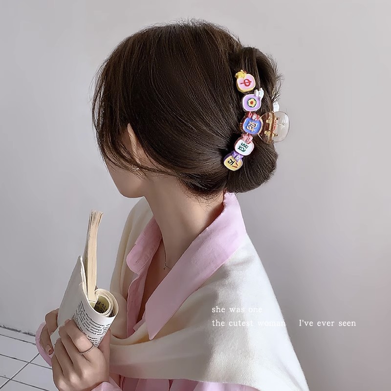 かわいい金持ちのマージャンは髪飾りを挟んでいます。|undefined