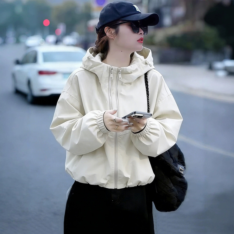 Stunningly beautiful women's jacket, 2026 new model, short hooded windbreaker for petite women, thin jacket top