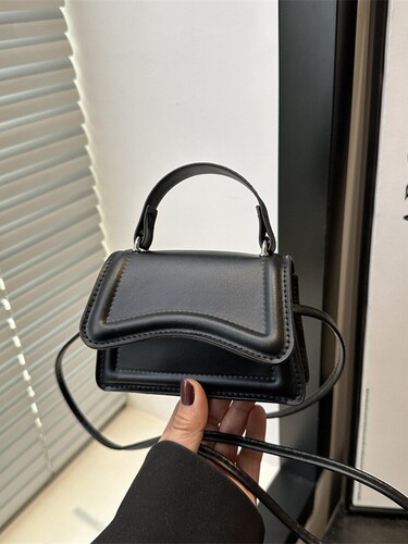 Elegant Minimalist Fashion Mini Lipstick Small Bag for Women 2025 Unique Design Mini Handbag Shoulder Bag