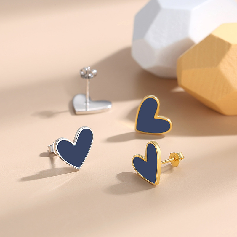 Estilo coreano negro en forma de corazón mini pendientes de plata esterlina de las mujeres 925 pendientes al por mayor encantadora pequeña oreja piercing sueño libre pick-up