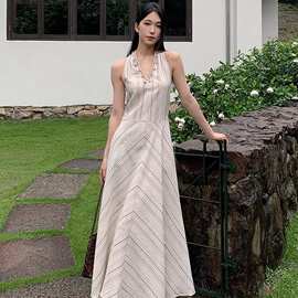 法式设计感新款杏米色V领挂脖a字裙咖色条纹无袖连衣裙女夏季新款