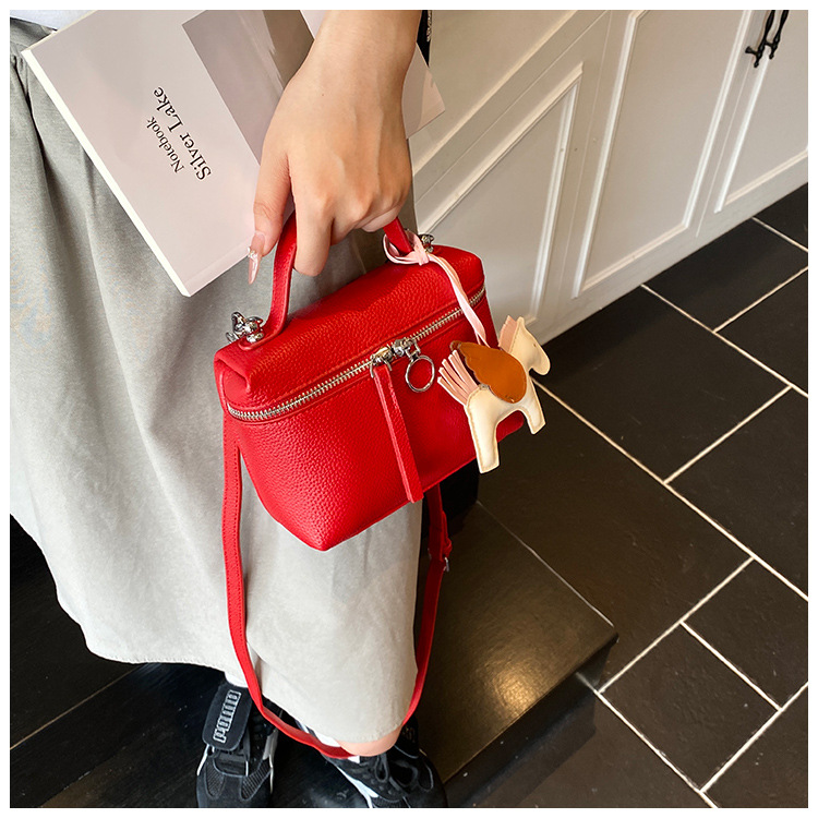 This year's popular simple hand-held small bag for women, the 2025 new women's single-shoulder bag, is elegant and fashionable, a crossbody small bag undefined