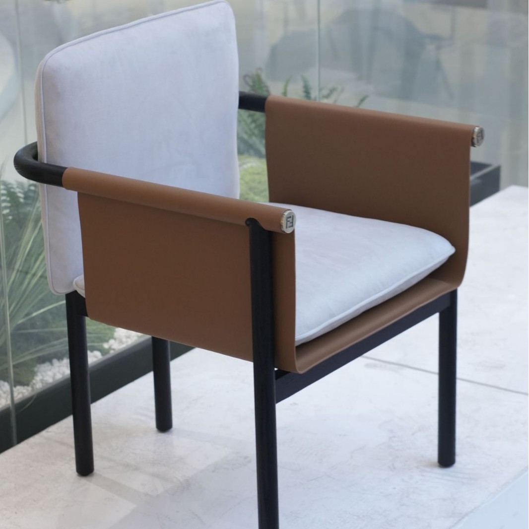 Silla de madera de cera blanca silla de diseño silla de cuero silla de comedor italiana minimalista silla de escritorio casera respaldada