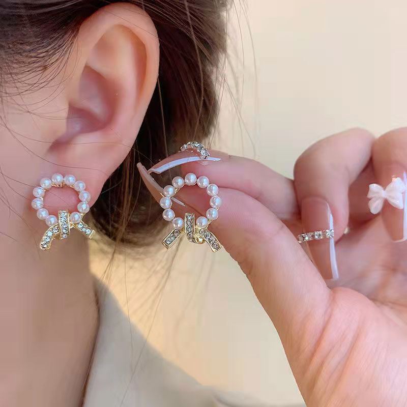 Elegant fashionable universal earrings pearl with bow