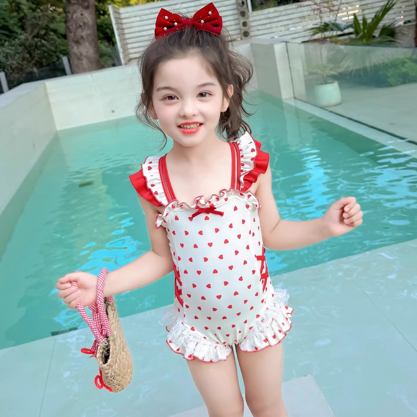 2026夏季新款女童漏背蝴蝶结连体泳衣儿童速干心形花边洋气泳装潮