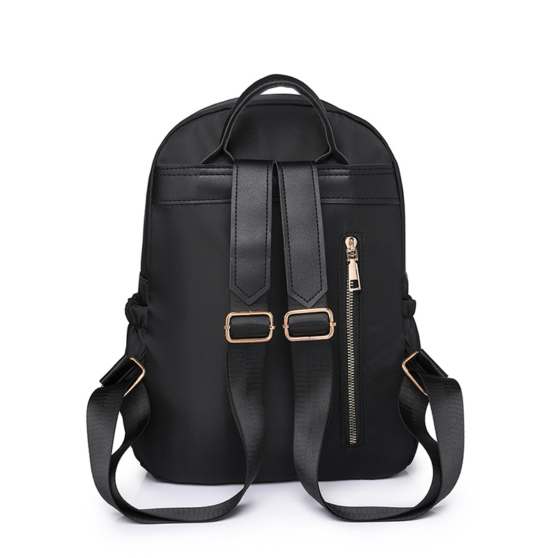 2023 nueva mochila casual para mujer de nailon moda simple y ligera remache mochila de viaje mochila escolar al por mayor