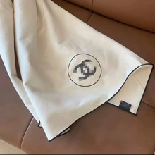 跨境X专柜集卡积分限定赠礼 米白色丝绒披巾毛毯便捷时尚高级大气