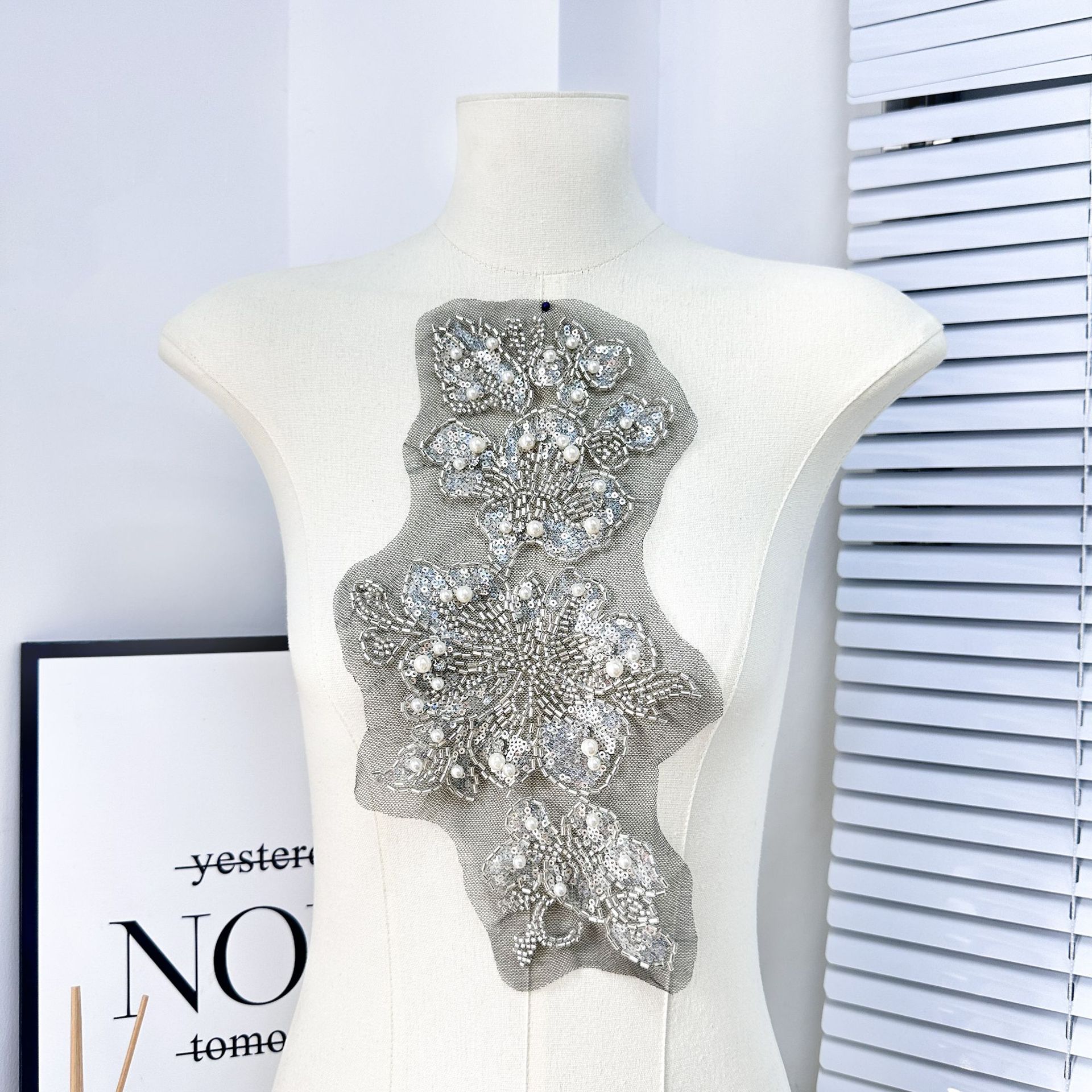 Ventas transfronterizas calientes de ergena bordado pegatinas de tela de perlas DIY vestido de boda decoración decalco accesorios de sastería al por mayor