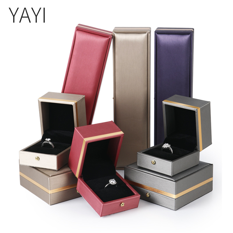 皮革批发绒布首饰盒戒指项链挂件珠宝饰品吊坠耳钉手镯盒礼物包装