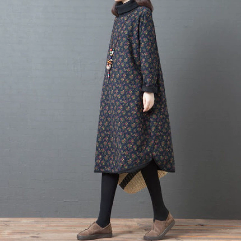 Новое осенне-зимнее платье 2025 года в корейском стиле, свободного кроя, больших размеров, средней длины, с флисовой подкладкой, утолщенным высоким воротником и мелким цветочным узором.