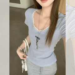 水色の縞模様が色レースの縁にぶつかって肩の半袖tシャツの女性2025夏の新型の修身がやせて見える独特な上着
