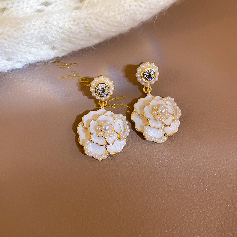 Oro real electrochapado aguja de plata gota aceite perla flor pendientes blanco simple del todo-fósforo pendientes de lujo ligero de moda