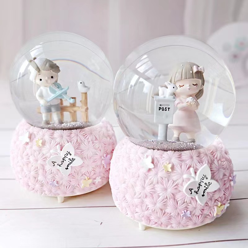 Fábrica directa de una gran cantidad de caja de música luminosa bola de cristal flotante automática nieve regalos de día de San Valentín adornos