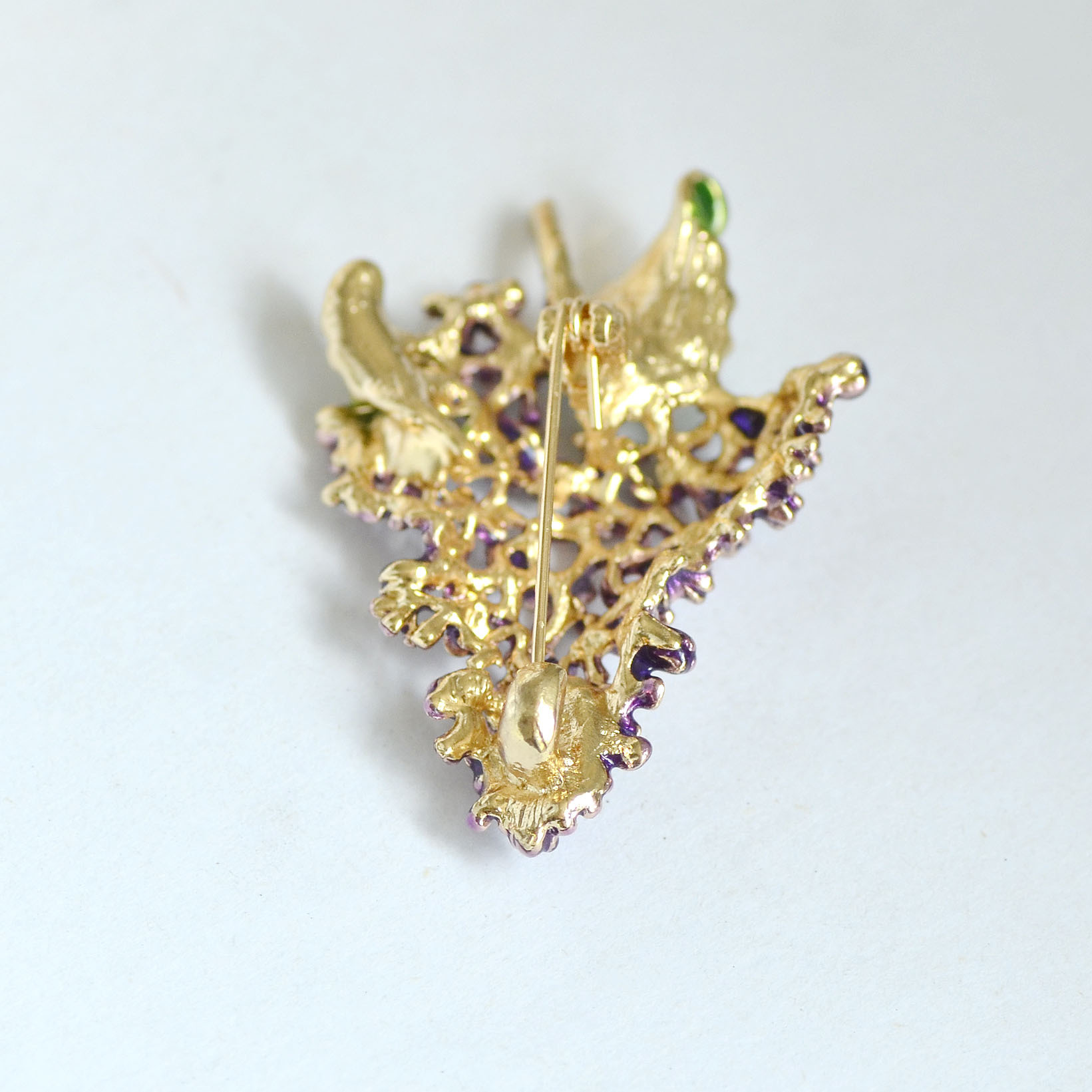 Paarse broche, luxe emaille speld met sophisticate design_voghion.com
