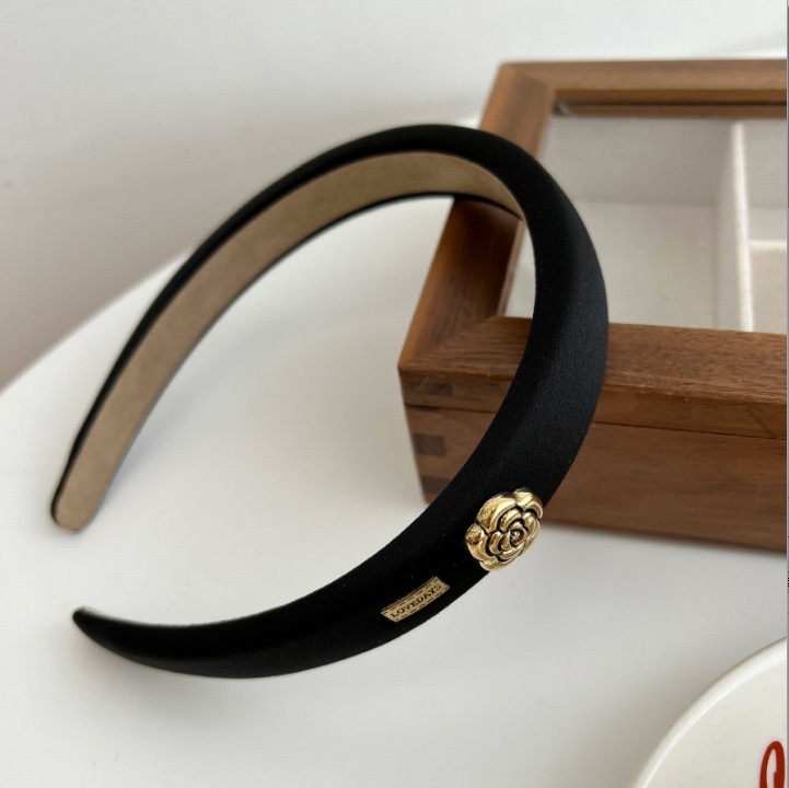 Letters Camellia Black