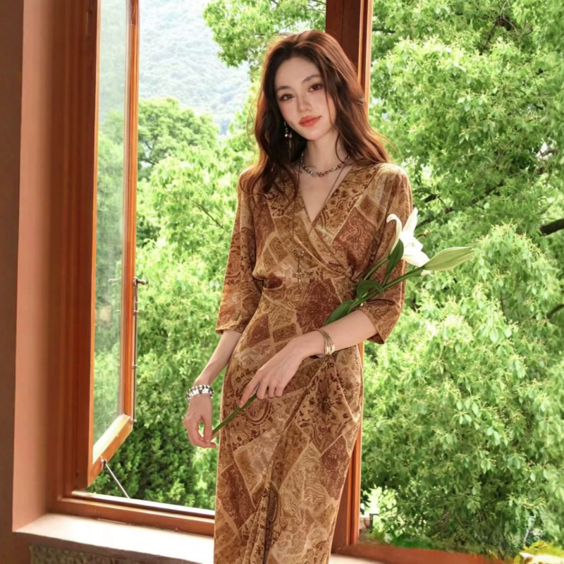 Shenzhen Nanyou Retro Brown-Toned Wrap Silk Classic V-Neck Draped Fishtail Dress with a Relaxed Style