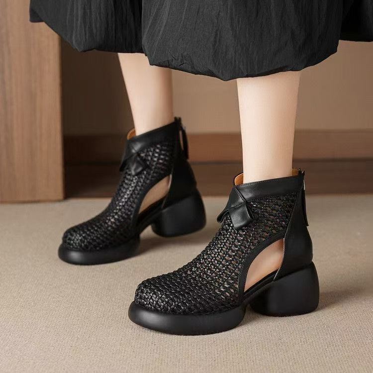 Pequeño aumento de altura gruesa zapatillas de agujero inferior 2026 verano nuevo gran tejido vacío sandalias de cabeza