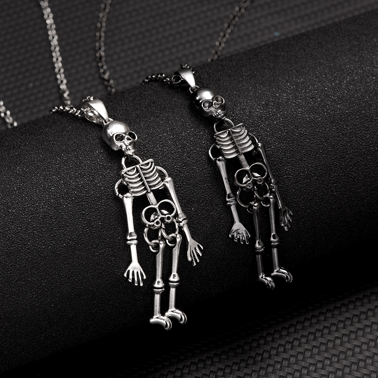 Collana con ciondolo di coppia in stile dark per Halloween, con teschio umano e fantasma che tiene la mano_voghion.com