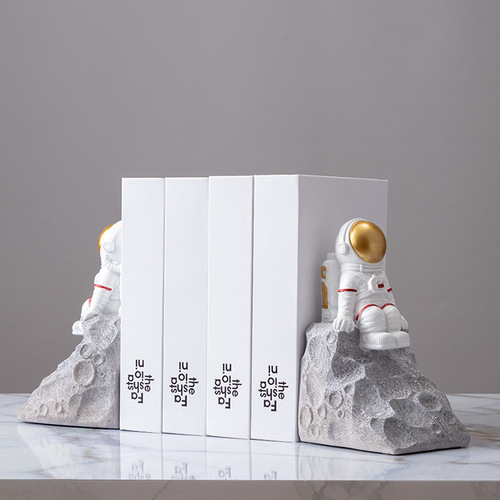 Simple and creative astronaut book back, character bookend clip, entrance bookcase, office desktop decoration, study decoration
