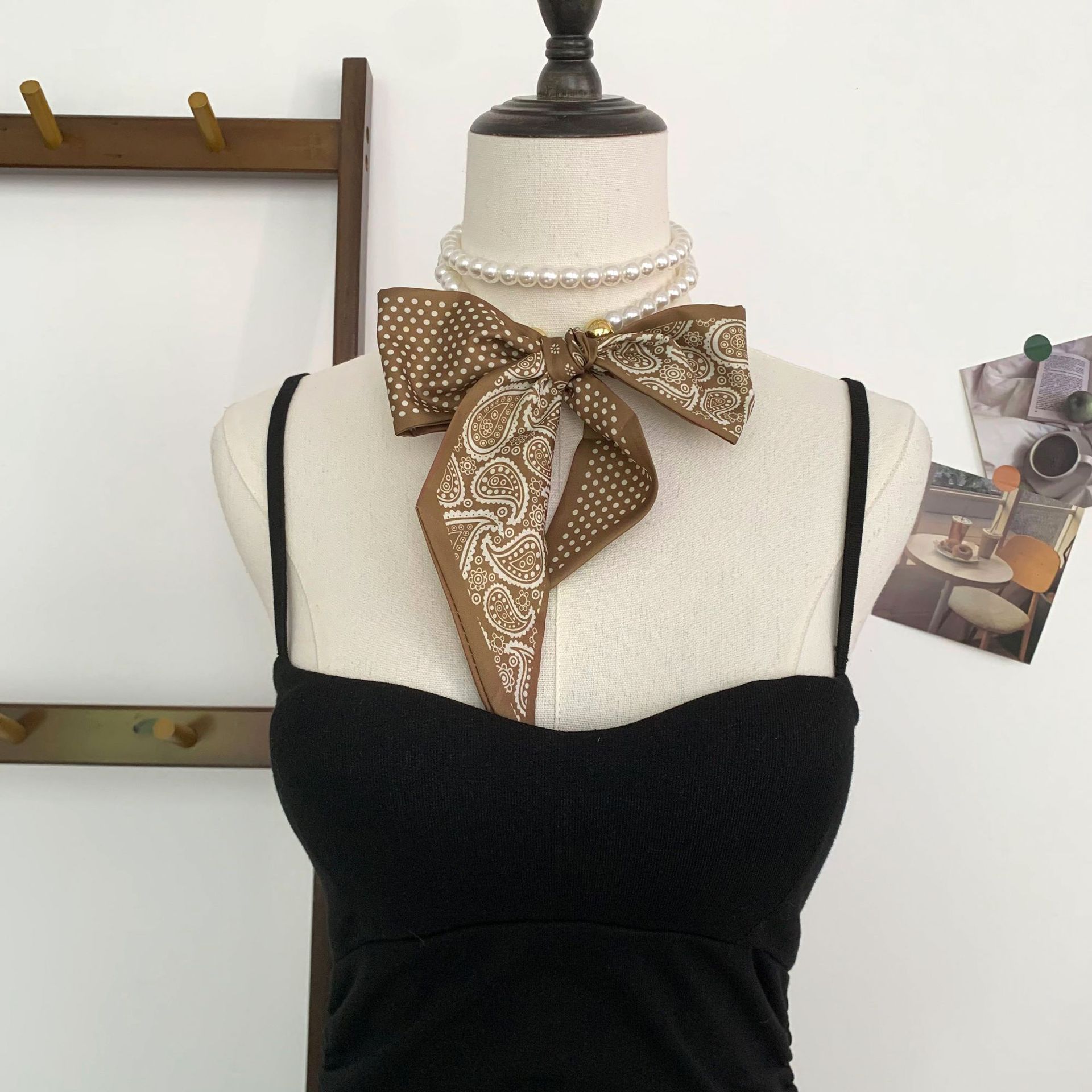 Collar de perlas Pañuelo de seda pequeño de tira larga Sentido de alta calidad Primavera y verano Nuevo estilo Bufanda de todo fósforo Turbante retro Cinta para el cabello